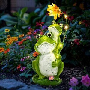 Solar Garden Statues Loving Frog Garden Decor Figurine Lights for Outside